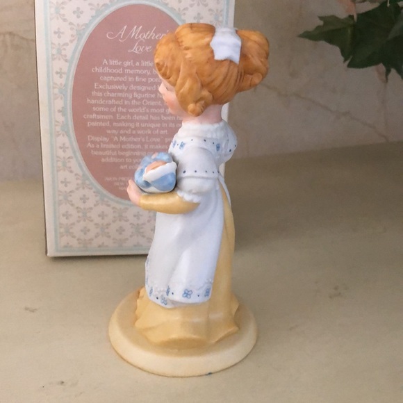 Avon Vintage 1981 Porcelain Figurine A Mother's Love Limited Edition - Picture 12 of 16
